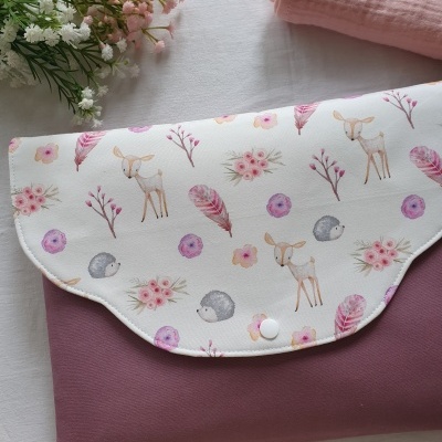 Envelope de tecido roxo com aba estampada de animais e flores