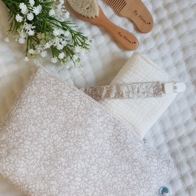 Conjunto de acessórios de bebé em fundo branco texturado