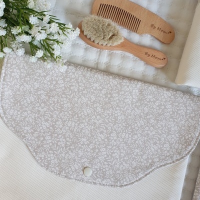 Conjunto para bebé com bibe branco floral e pente e escova de madeira com cerdas suaves