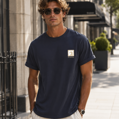 Homem com t-shirt azul escura BYnahola na rua