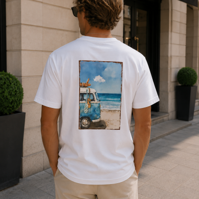 Camiseta branca com estampa de carrinha azul na praia