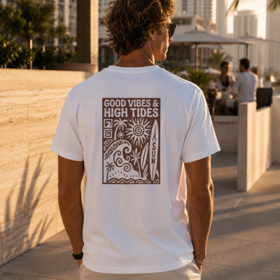 T-shirt branca com estampa castanha de texto e desenhos nas costas, vista de trás ao ar livre.