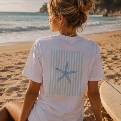 T-shirt branca com estampa de estrela-do-mar azul em riscas azuis claras