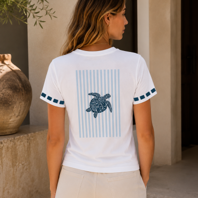 T-shirt branca com estampa de tartaruga azul nas costas e calções beges