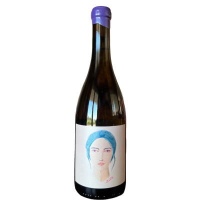 Garrafa de vinho com rótulo branco e desenho de rosto feminino com cabelo azul e tampa roxa