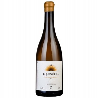 Garrafa de vinho branco Equinócio 2021 com rótulo branco e rolha dourada