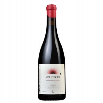 Garrafas de vinho tinto SOLSTICIO com selo vermelho na tampa e rótulo branco.