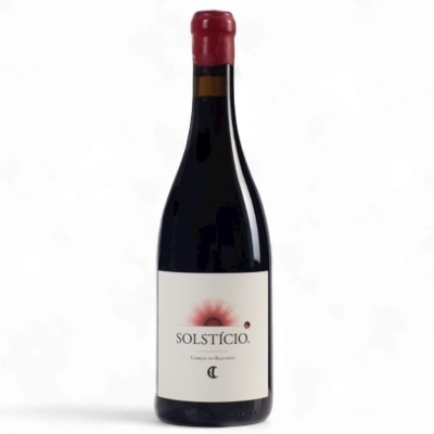 Garrafa de vinho tinto Solstício com rótulo branco e rolha vermelha