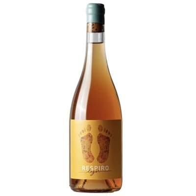 Garrafa de vinho rosé com rótulo amarelo e pegadas