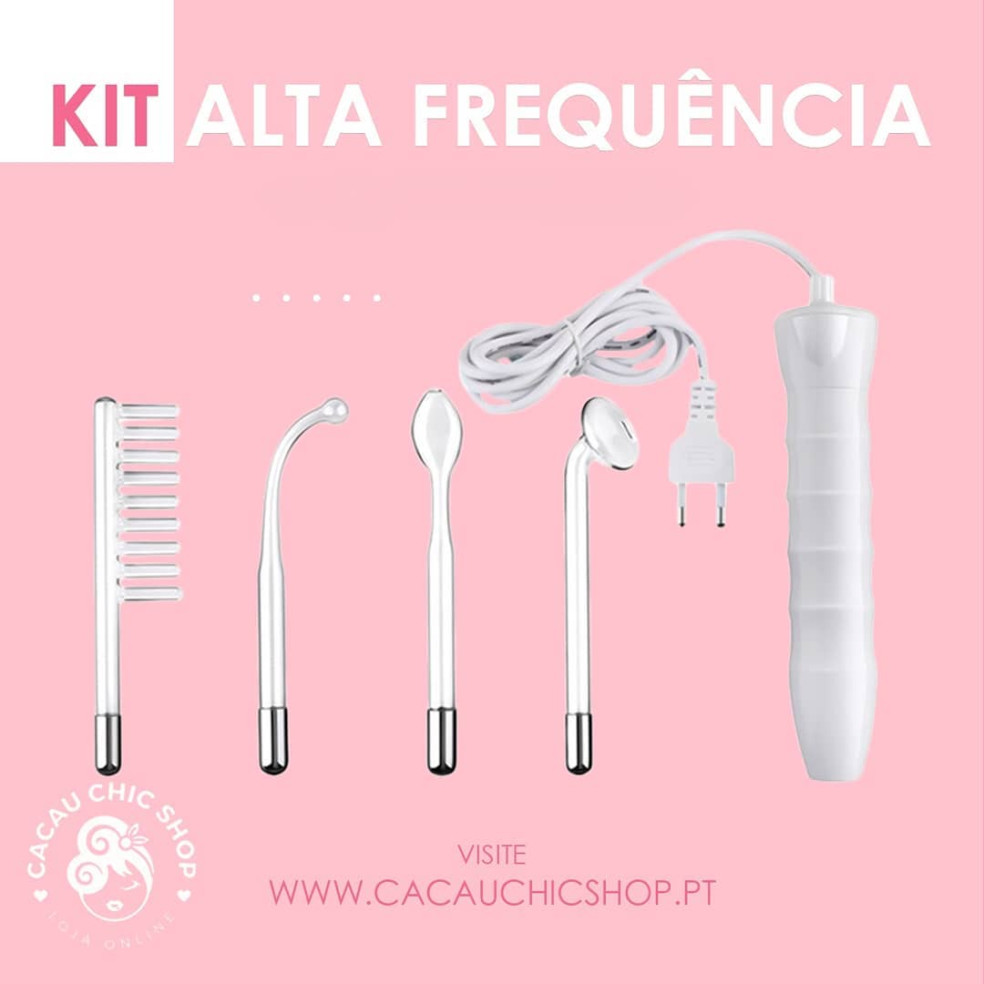 Kit Alta Frequência Kit alta frequência com cabo branco e quatro eletrodos metálicos diferentes sobre fundo rosa.
