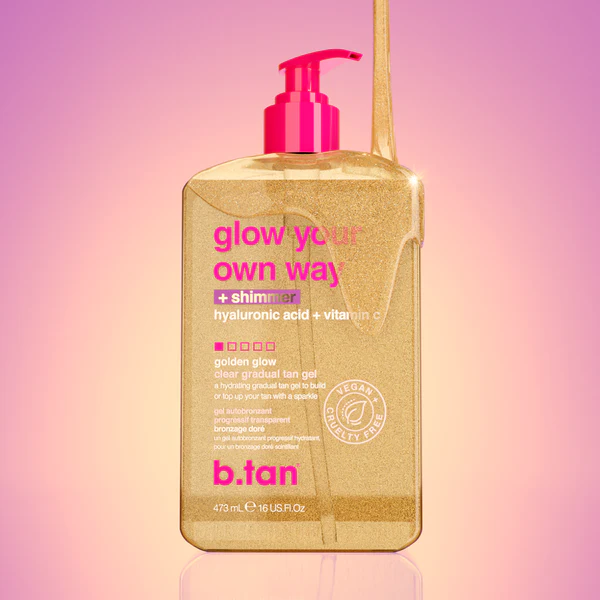 Glow Your Own Way - Gel Autobronzeador com Brilho Dourado Frasco dourado de gel autobronzeador b.tan com doseador rosa e texto colorido em fundo rosa.