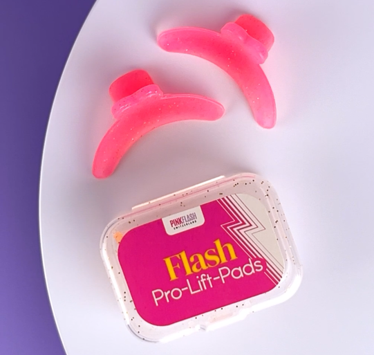 Pink Flash Pro-Lift Pads – Moldes de Silicone Multifuncionais Dois pads de silicone cor-de-rosa e caixa plástica com autocolante rosa da marca Pinkflash