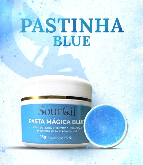 Pasta Mágica Blue Sourcil 15g Frasco branco com tampa aberta de pasta azul PASTINHA BLUE da Sourcil e fundo azul claro