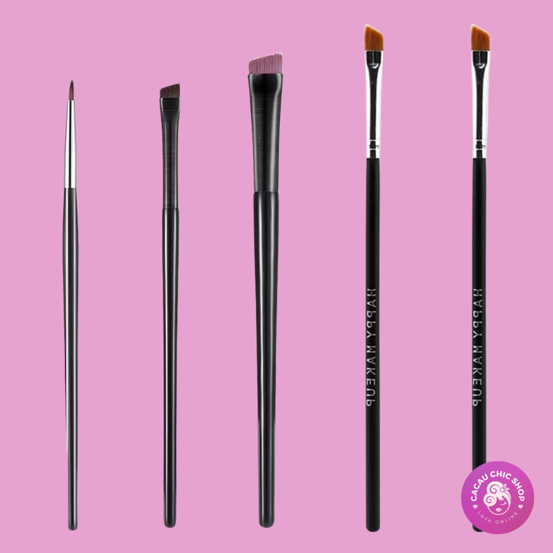 Kit 5 Pincéis Sobrancelhas e Lash Lifting Conjunto de cinco pincéis de maquilhagem com cabos pretos e cerdas variadas sobre fundo rosa