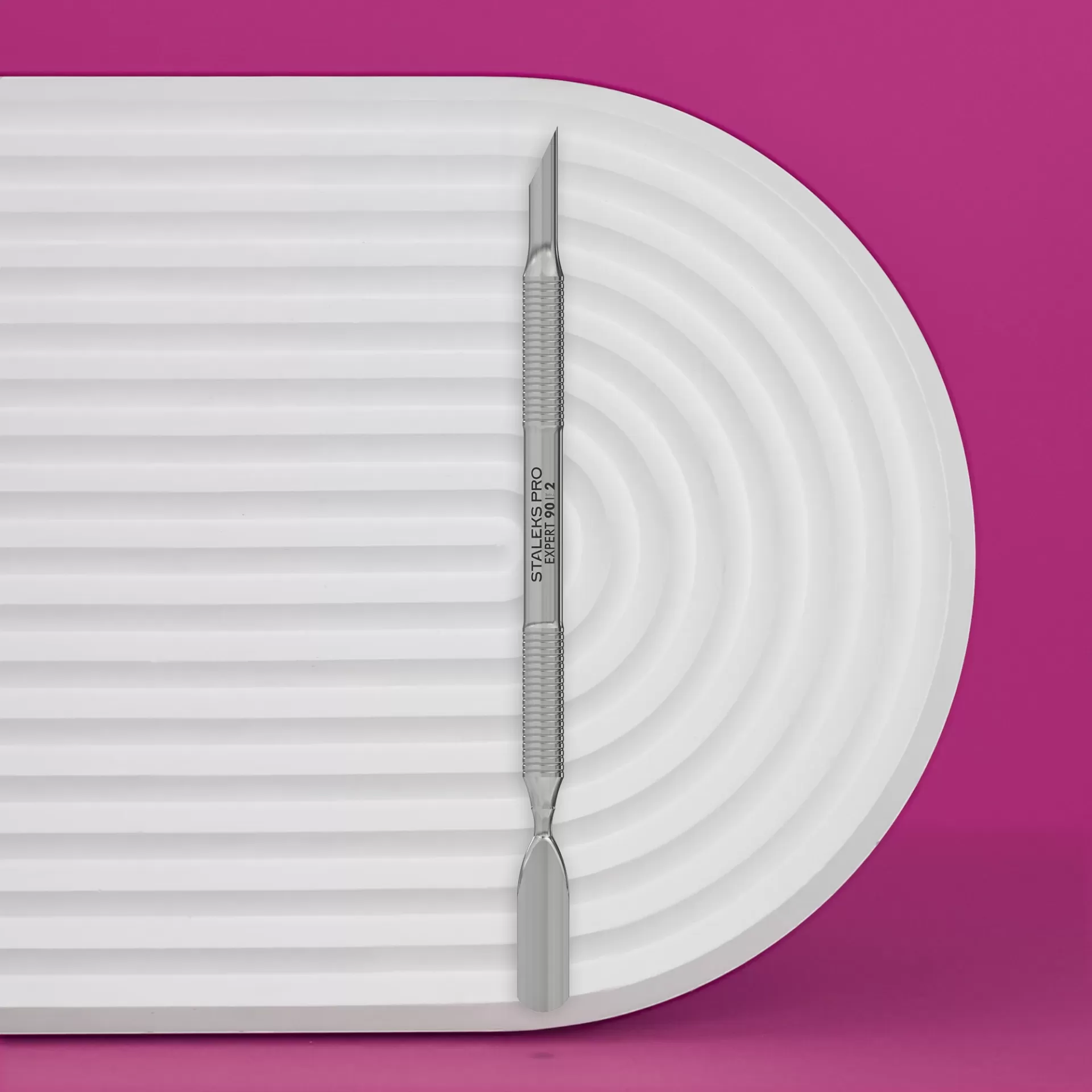 Espátula de Manicura EXPERT 90 TIPO 2 Espátula dupla de metal sobre prato branco texturizado