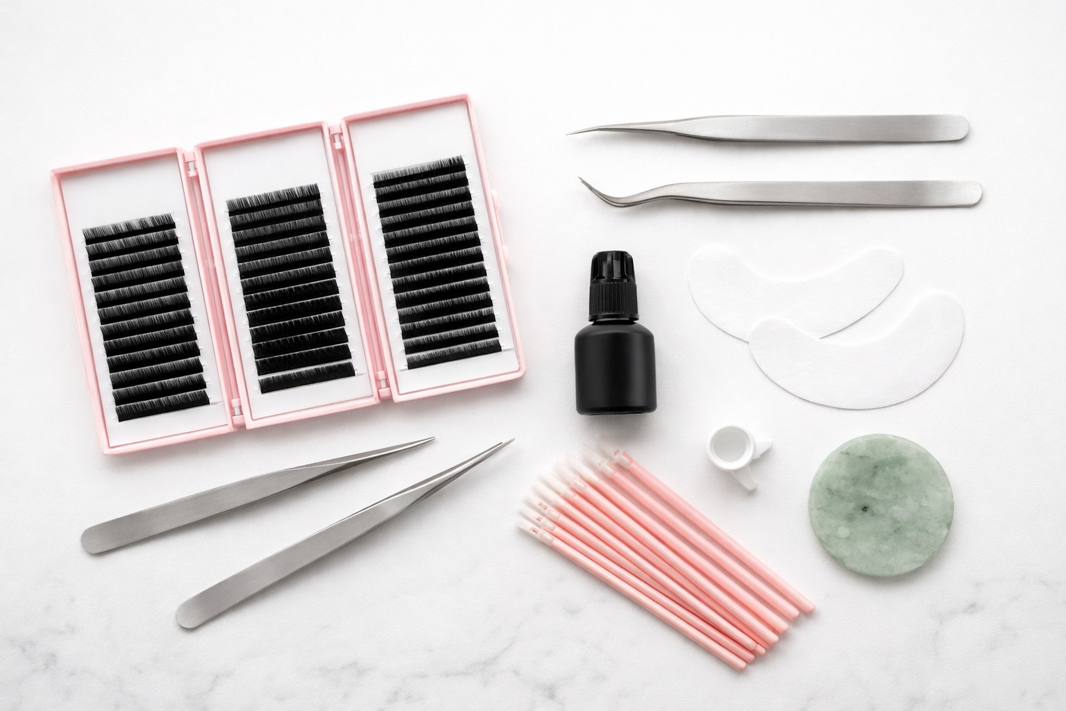 Material para extens&atilde;o de pestanas profissional: colas Lovely, pestanas fio a fio NAGARAKU e pin&ccedil;as