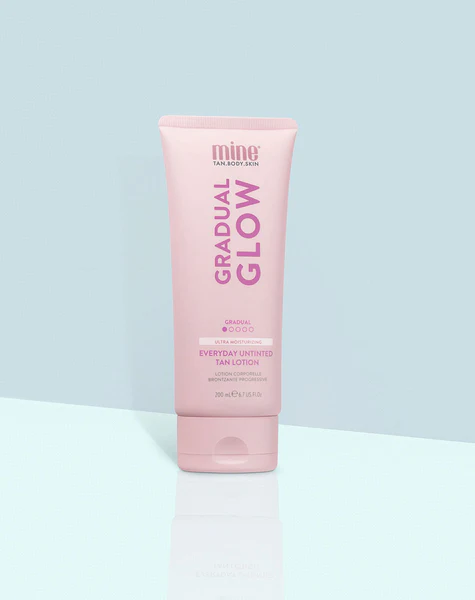 Gradual Glow Everyday Tan Lotion - Loção Hidratante com Bronzeado Gradual Frasco rosa de creme para bronzeado gradual em fundo azul