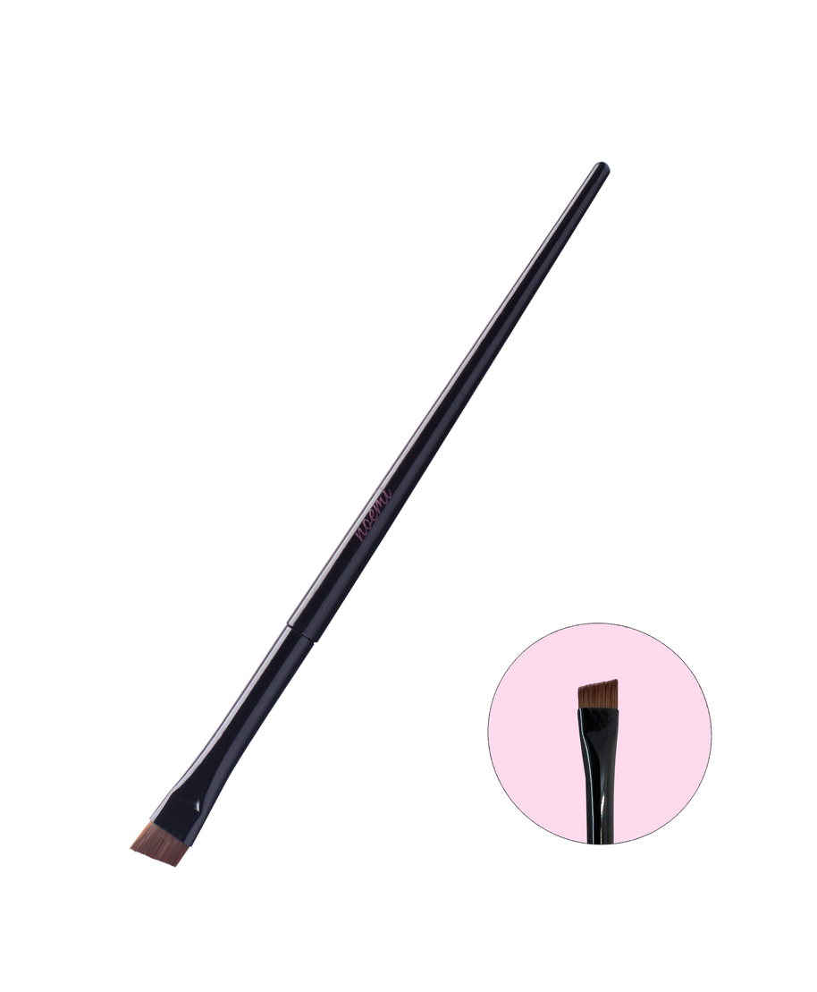 Noemi Brush Angled Black - Pincel Angular Preto Pincel de maquilhagem preto com cerdas castanhas angulares e detalhe em círculo rosa claro.