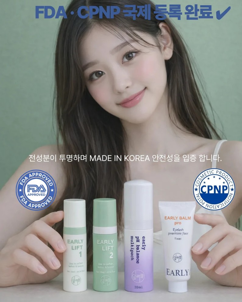 Ebook Lash Lifting Coreano - Guia Profissional Completo Mulher jovem segura frascos de produtos cosméticos verdes, brancos e lilás frente a fundo verde