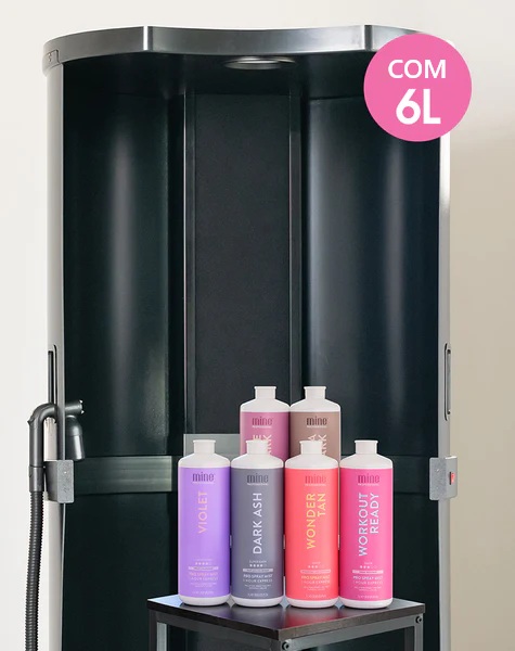 Kit Bronze a Jato Pro Master Esthetician Cinco frascos coloridos de produtos capilares mine sobre mesa preta em frente a equipamento metálico preto