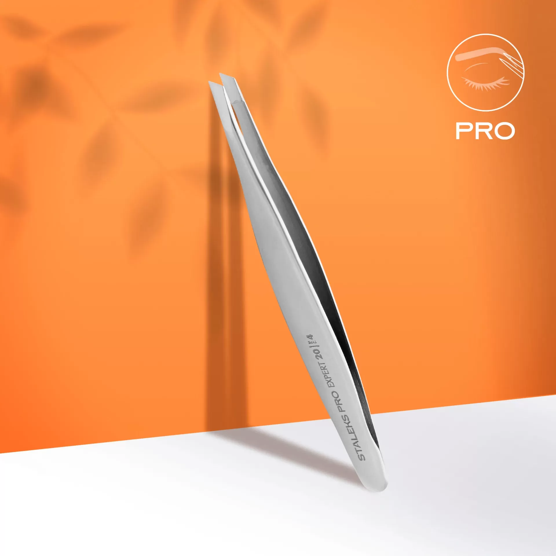 Pinça para Sobrancelhas EXPERT 20 TYPE 4 (Inclinada) Pinça metálica prateada com ponta inclinada e fundo laranja