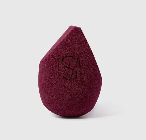 Esponja de Maquiagem Sister Blend Mariana Saad by Océane - PRÉ-VENDA📍 Esponja de maquilhagem cor vinho com logótipo preto 'KSA'