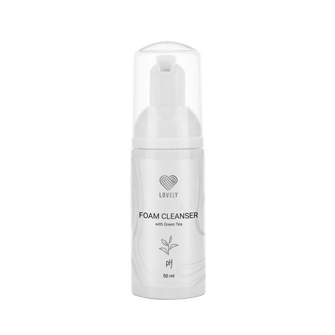 Espuma de Limpeza Lovely Green Tea 50ml - Pestanas e Sobrancelhas Frasco branco de espuma facial com tampa transparente e rótulo com texto