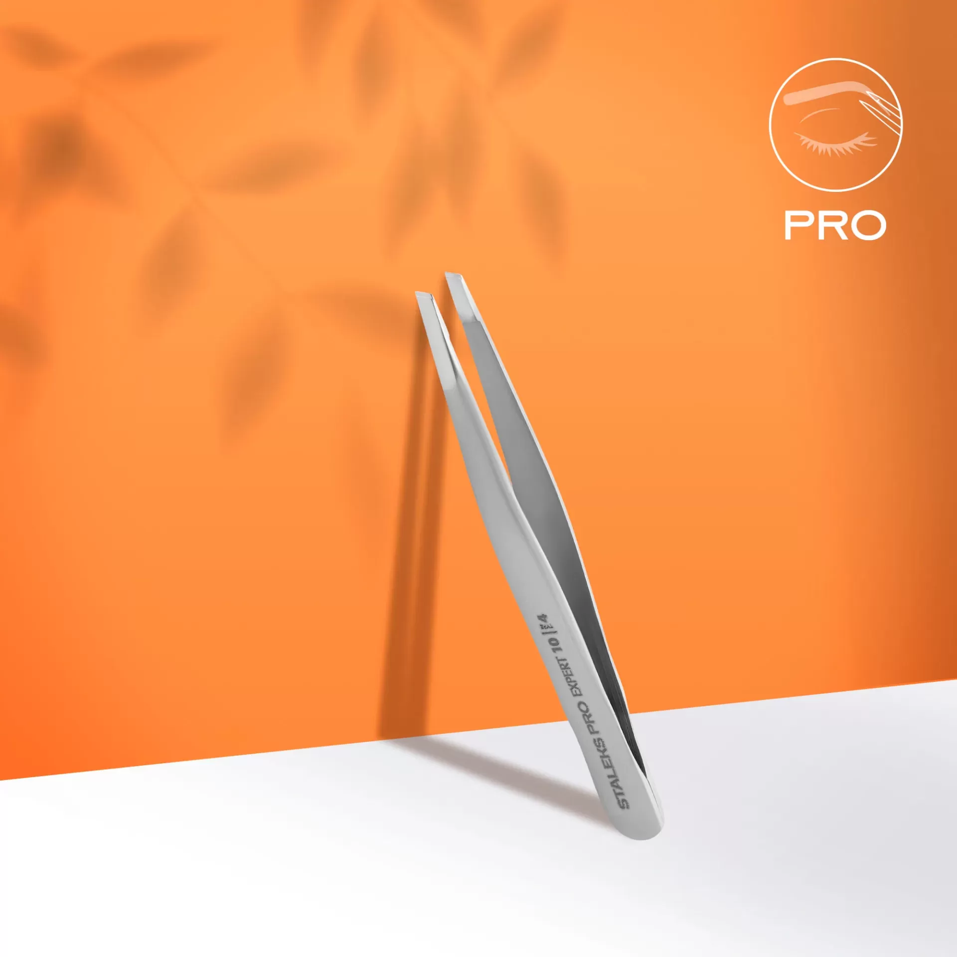 Pinça para Sobrancelhas EXPERT 10 TYPE 4 (Inclinada) Pinça metálica prateada com ponta inclinada e fundo laranja