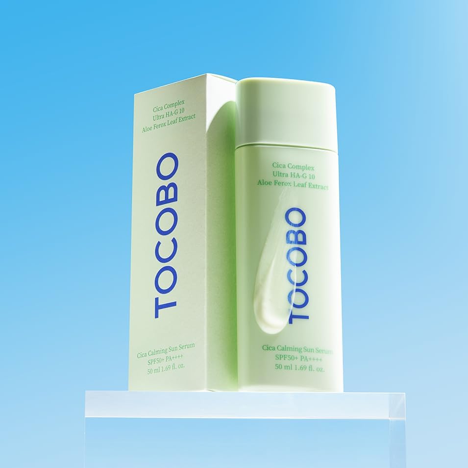 TOCOBO Cica Calming Sun Serum SPF50+ PA++++ Frasco e caixa do soro facial TOCOBO Cica Calming Sun Serum com texto e fundo azul