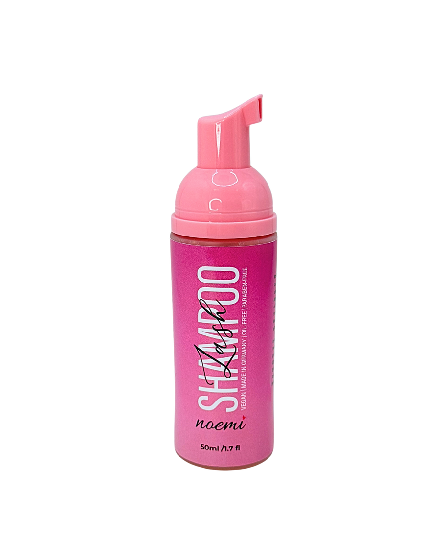 Noemi Lash Shampoo - Espuma de Limpeza de Pestanas 50 ml Frasco rosa com tampa de espuma e rótulo rosa com texto STAMPO Lash Noemi e indicações de conteúdo e origem.