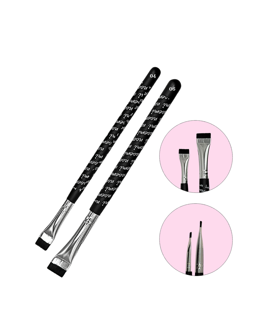 Noemi Brush Kit K04-K06 - Kit de 2 Pincéis Planos Duas escovas de maquilhagem com cabo preto e detalhes em branco, apresentadas em close-up sobre fundo branco e círculos cor-de-rosa