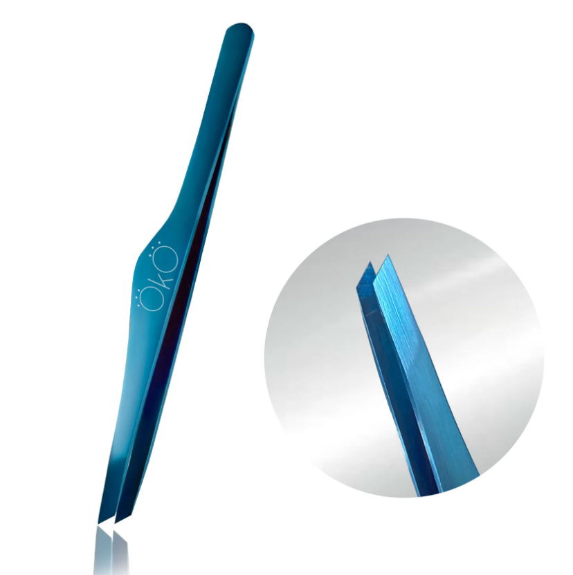 Pinça de Sobrancelha Chanfrada OKO Blue Magic Premium Pinça azul metálica com texto 'ökô'