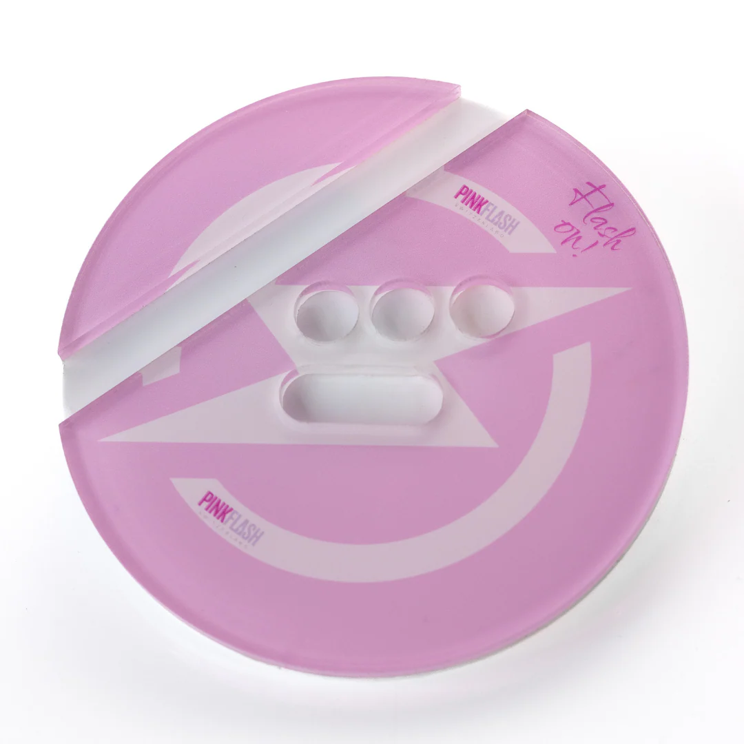 Conjunto de prato e travessa partida em cerâmica rosa e branca com texto 'PINK' e 'Flash on'