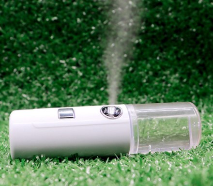 Nano Mister Pulverizador Facial Atomizador Dispositivo portátil branco com reservatório transparente a emitir vapor
