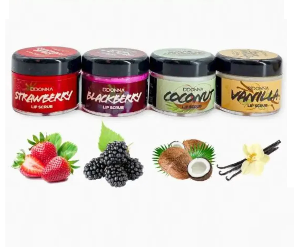 Esfoliante Labial Vários Aromas - Lip Scrub 20g Quatro frascos pequenos de lip scrub DDONNA com sabores morango, amora, coco e baunilha sobre fundo branco