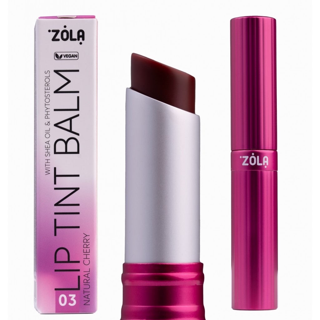 ZOLA Lip Tint Balm 03 Cherry Natural - Bálsamo Labial com Cor Batom em tom cereja escuro com embalagem rosa e prata ao lado da caixa com texto Zôla