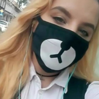 Máscara facial preta com estampa de focinho de urso