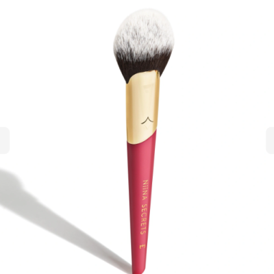 Pincel de maquilhagem com cabo vermelho e cerdas bicolores