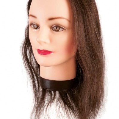 Cabeça de manequim com cabelo castanho longo e rosto maquilhado