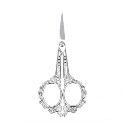 Tesoura pequena ornamentada em metal prateado com cabos ovais e lâminas pontiagudas