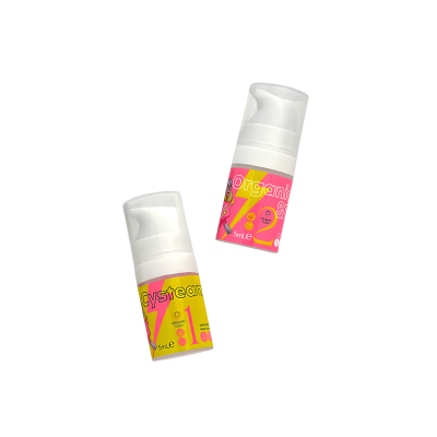 Dois frascos pequenos com etiquetas coloridas e tampas brancas.