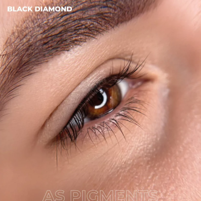 Close-up de um olho castanho com pestanas longas e sobrancelha