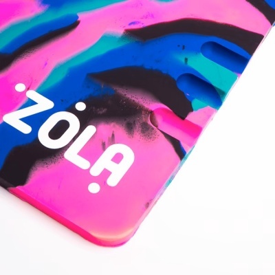 Capa de telemóvel colorida com logo ZÖLA e recortes para botões.