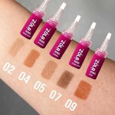 Cinco frascos de Henna ZOLA com cinco cores diferentes aplicadas num braço, numeradas 02, 04, 05, 07, 09.