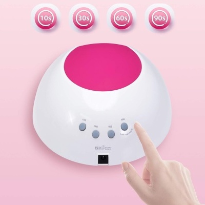 Dispositivo branco e rosa com botões de temporizador em fundo rosa