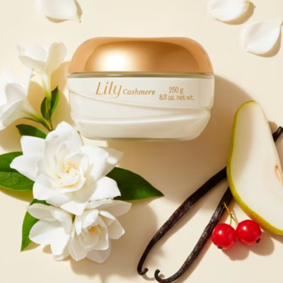 Frasco de creme Lily Cashmere com flores, baunilha, pêra e cerejas
