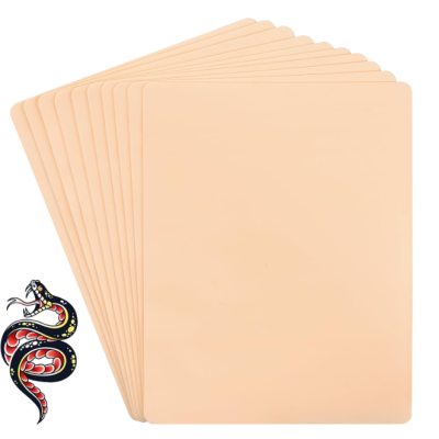 Folhas de pele sintética bege com cantos arredondados, sobre fundo branco e ilustração de cobra colorida