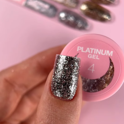 Unha com gel brilhante prateado e frasco rosa com texto PLATINUM GEL 4