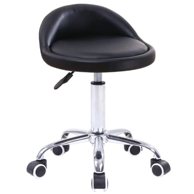 Cadeira de escritório preta em couro sintético com base metálica e rodas.