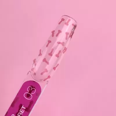 Lima de unhas com padrão de ossos cor-de-rosa e etiqueta roxa com texto